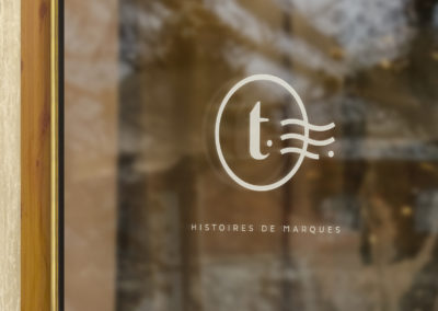 Tell Of Tales - Création de vitrophanies personnalisées pour entreprise à Bordeaux
